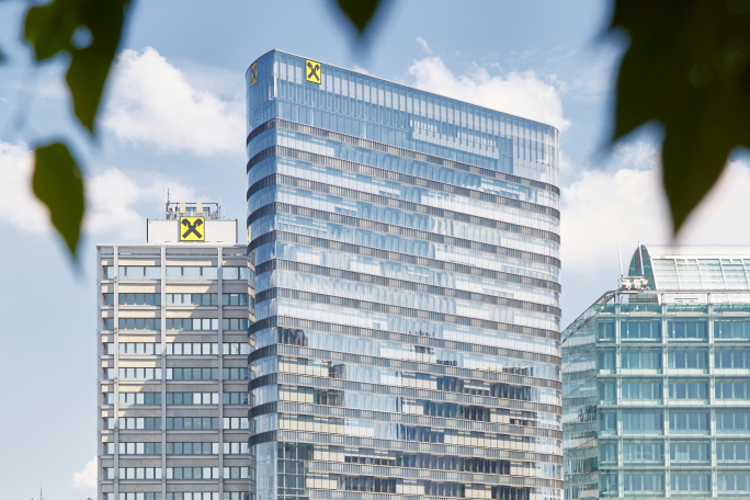 Foto des Gebäudes der Raiffeisenlandesbank Wien an einem bewölkten Tag
