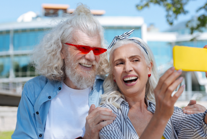 Älteres Paar macht ein Selfie und lacht in die kamera