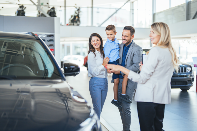 Ein junger Mann in einem Auto lächelt