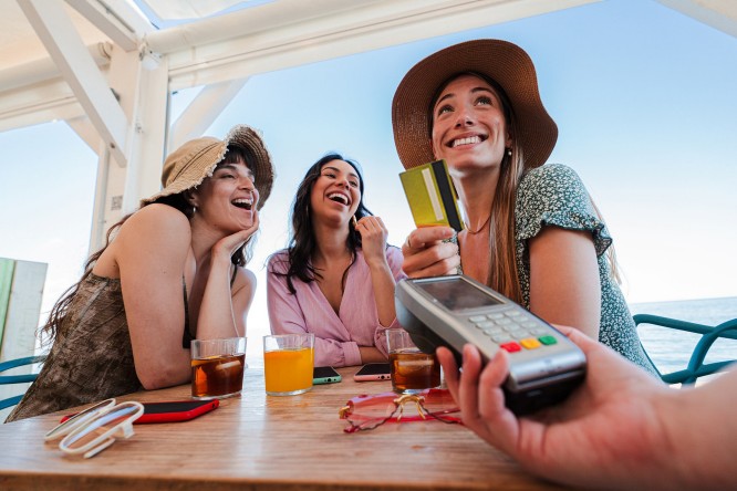 European Youth Card - Frau auf Reisen