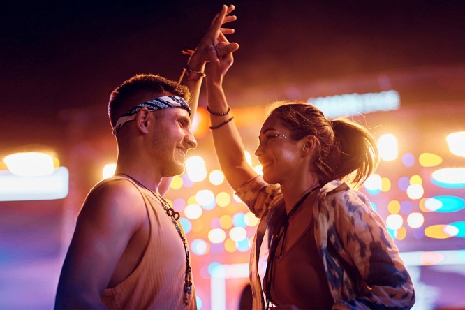 Facultas Gutschein - Studentin mit Buch